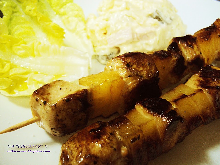 Brocheta de pollo y piña