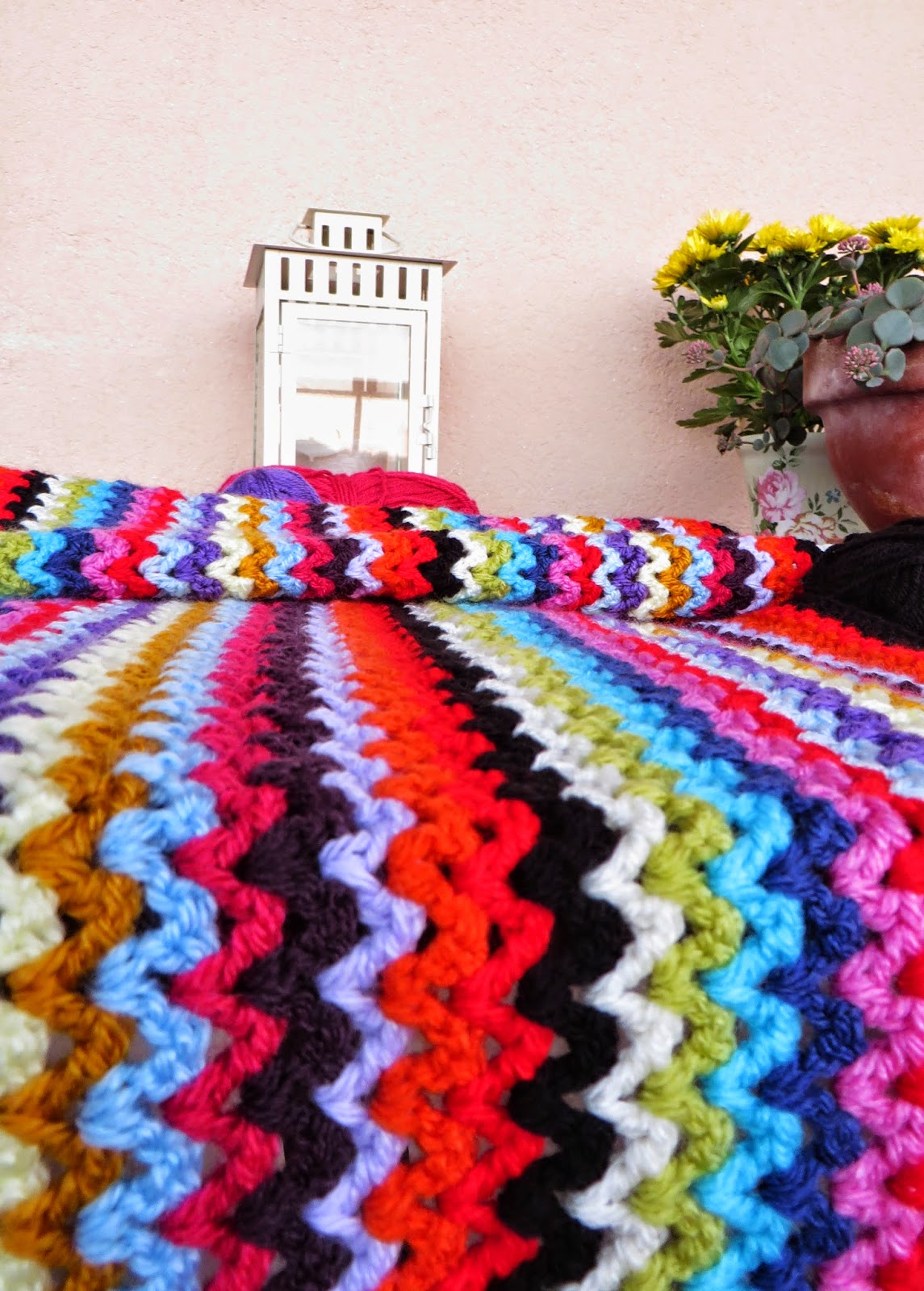 Вязаное лоскутное одеяло. Коврик крючком из остатков пряжи. Плед вязаный. Коврик из остатков ниток. Креативные вещи из остатков пряжи.