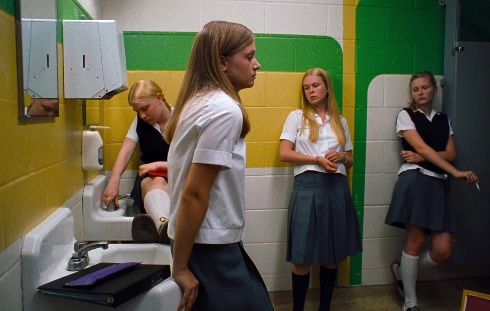 18 в школе в туалете. The Virgin Suicides 1999. The Virgin Suicides (2000) кадры. Девственницы самоубийцы Сесилия. Школьный туалет девочек.