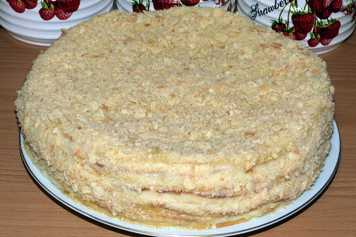 Простой рецепт наполеона на сковороде. Сметанный Наполеон. Торт Наполеон на сковороде. Наполеон с бисквитных коржей. Сметанный торт.