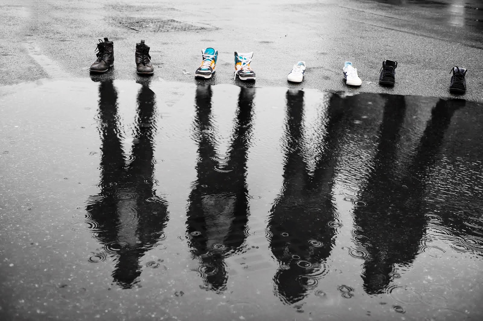 Душевная девушка. Отражение человека в воде. Отражение человека в воде. Человек отражается в воде. Отражение силуэта в воде.