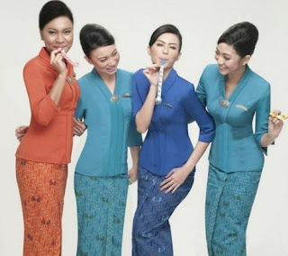 Model baju pramugari rok motif batik kombinasi atasan polos Model baju pramugari rok motif batik kombinasi atasan polos