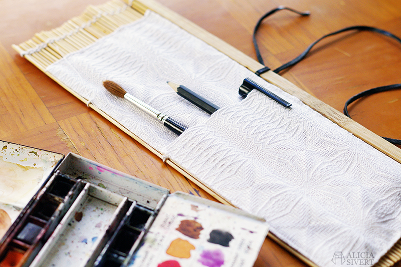 DIY penselfodral av en bordstablett eller sushimatta, steg-för-steg-beskrivning av Alicia Sivertsson. / DIY brush, pencil, knitting needle or crochet hook case roll from a wooden placemat or Makisu sushi mat. Tutorial by Alicia Sivertsson. aliciasivert alicia sivert alicia sivertsson diy do it yourself gör det själv step by step steg för steg beskrivning tutorial penselförvaring förvaring pensel penslar brush case roll virknålar virknål stickor stickning virkning knitting needles crocet hook crochet hooks needle sushimatta bordstablett i trä återbruk remake sushi mat makisu förvaringsrulle rulle resa semester friluftsmåleri akvarell akvarellmåleri ta med sig material skapa skapande kreativitet