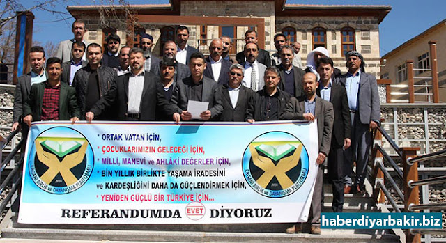 Ergani Birlik ve Dayanışma Platformundan referandumda evet çağrısı DİYARBAKIR-Ergani'de 24 Sivil Toplum Kuruluşunun bir araya gelerek oluşturduğu Ergani Birlik ve Dayanışma Platformu, düzenledikleri basın açıklamasıyla referandumda 'evet' oyu vereceklerini açıkladı.