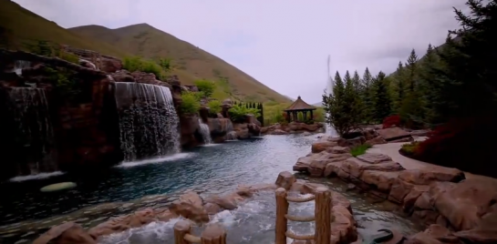 流れるプールや滝もある？世界一豪華な自宅用プールがすごい【o】　アメリカのユタ州の豪邸にあるプール、マウンテン