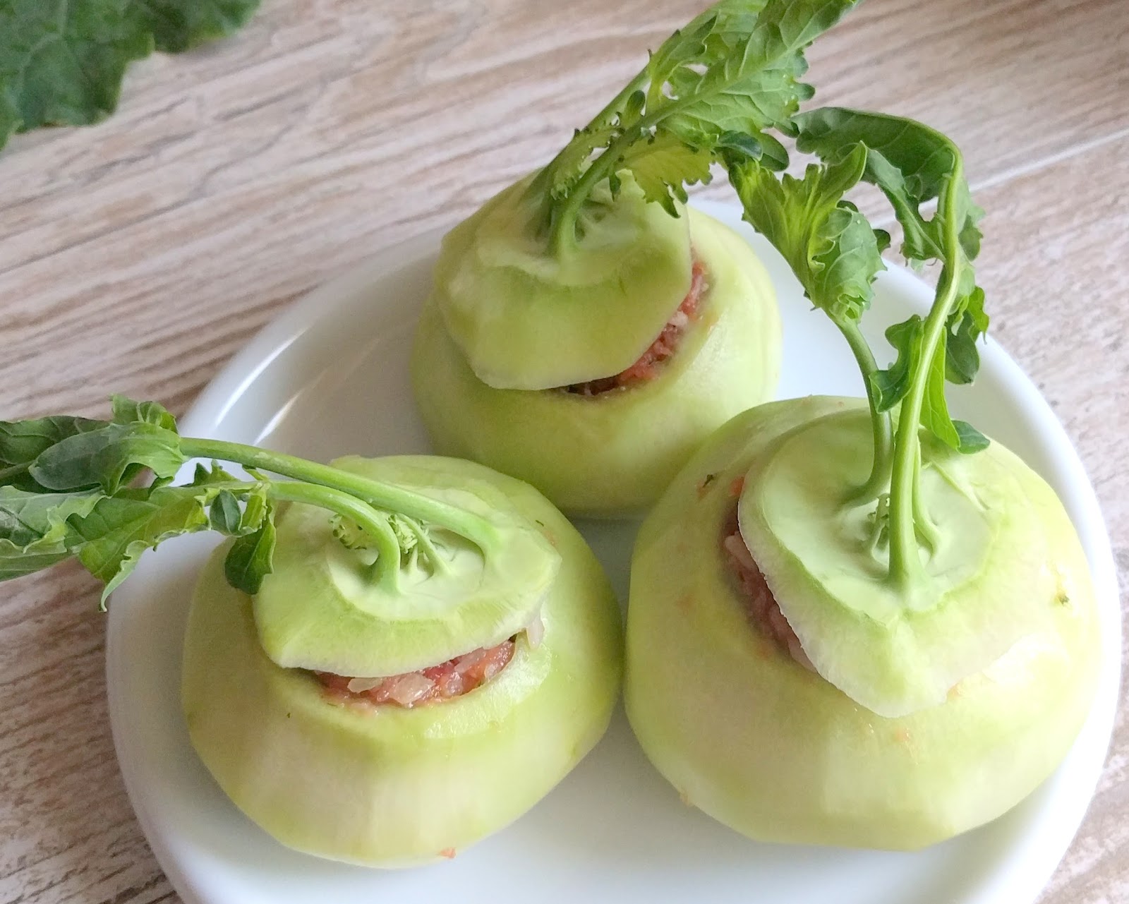 - Gefüllte Kohlrabi und Kohlrabiblätter