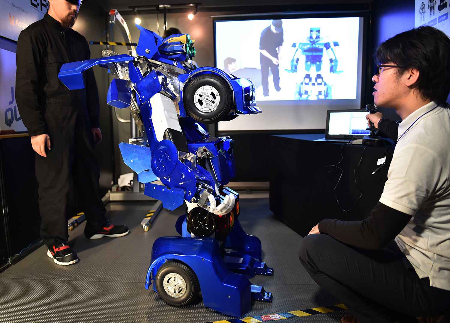 Можно робота нового. Япония роботы трансформеры. Роботы которые перевоплощаются в машины. Выставка роботов в Токио. Роботы нового поколения.