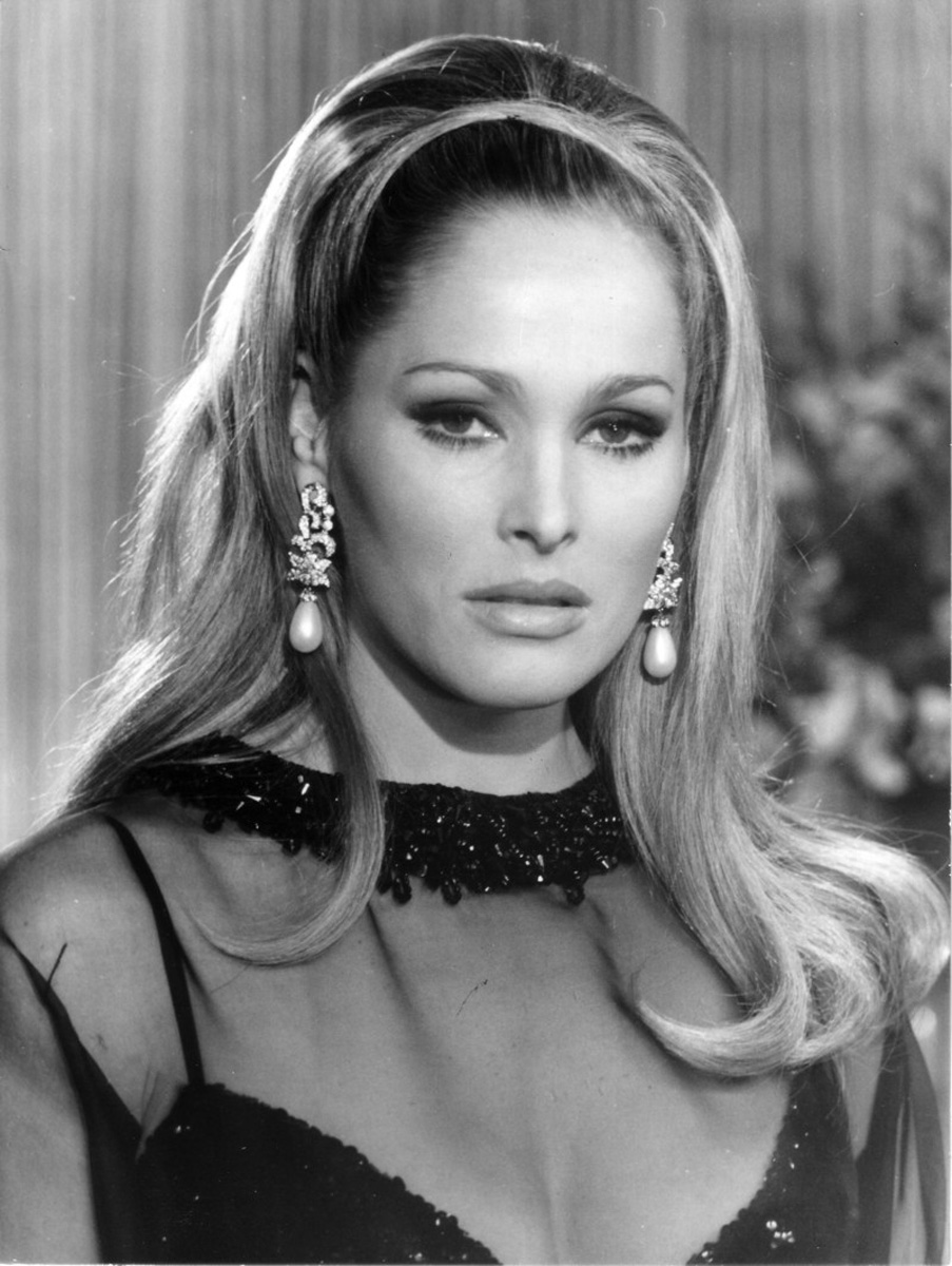 Dazzling Divas: Photo Portret Ursula Andress