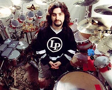 Mike Portnoy Foto de Mike Portnoy posando con instrumentos