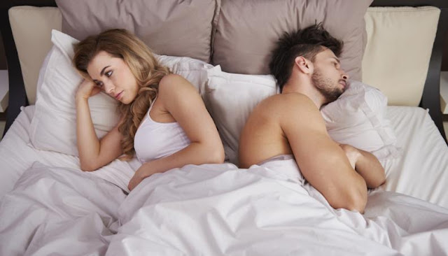 ¿Tu pareja te da la espalda a la hora de dormir? Experto revela qué significa