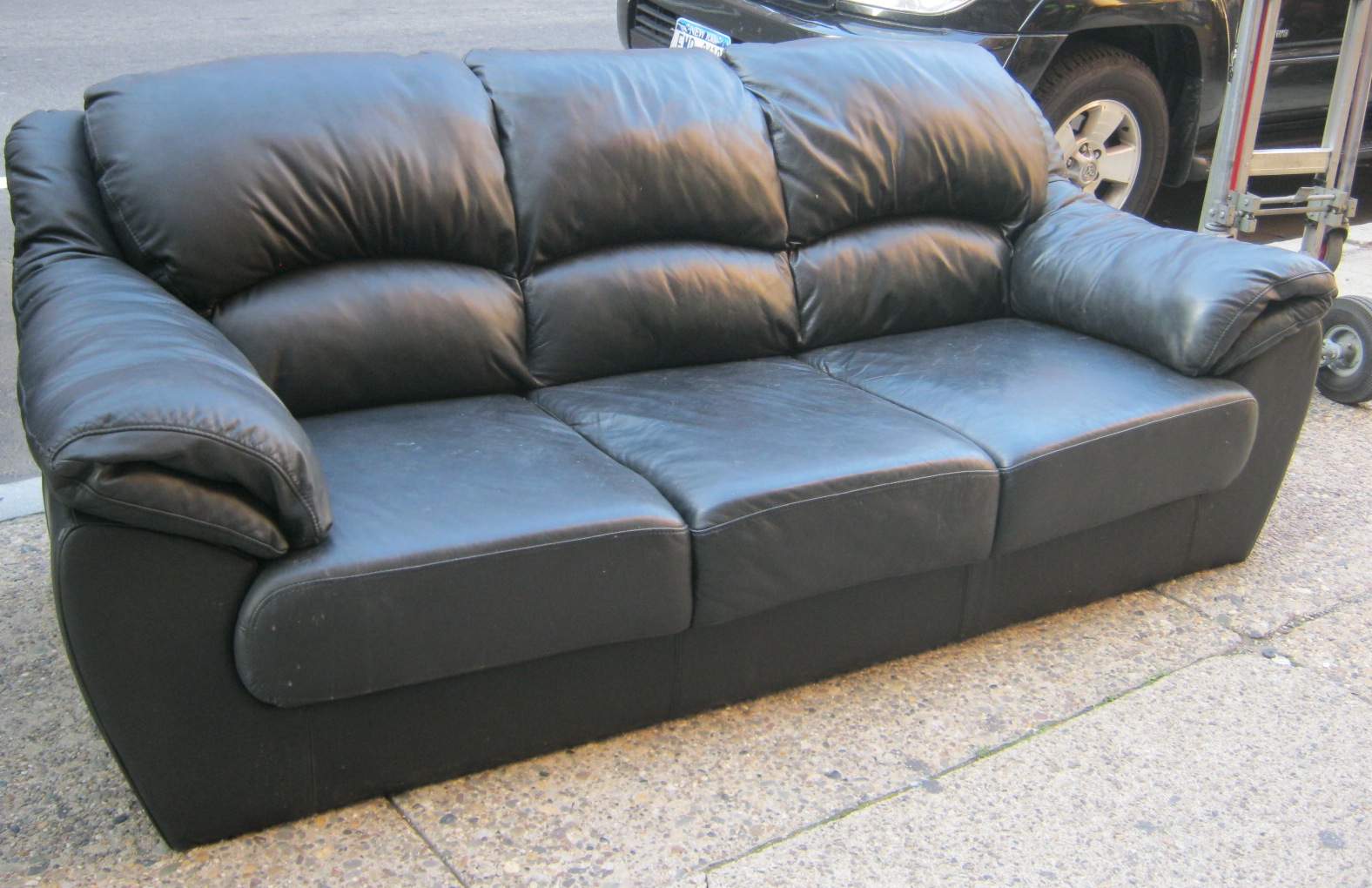 Uhuru Furniture & Collectibles: Leather Living Room Set - SOLD