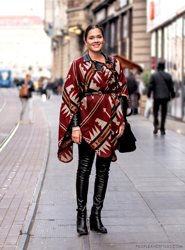 Magdalena Eljuga, how to wear poncho Springfield, leather pants and biker jacket street style fashion outfit inspiration