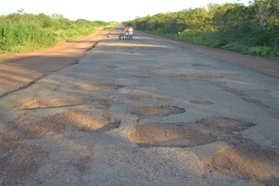 MORADORES DA COHAB COBRAM DO GOVERNO DO ESTADO DA RN QUE LIGA COHAB A BAIXA DO MEIO