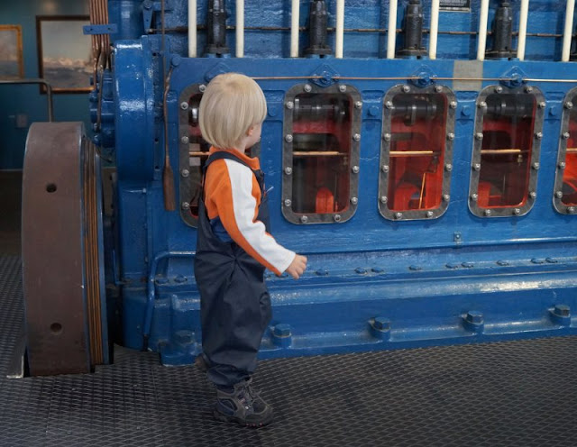 Volle Kraft voraus: Im Schifffahrtsmuseum Kiel. Unser Besuch im Schifffahrtsmuseum Kiel - ein toller Ausflug für die ganze Familie! Auf Küstenkidsunterwegs zeige ich Euch, was Ihr dort, auch bei schlechtem Wetter, Spannendes entdecken könnt!