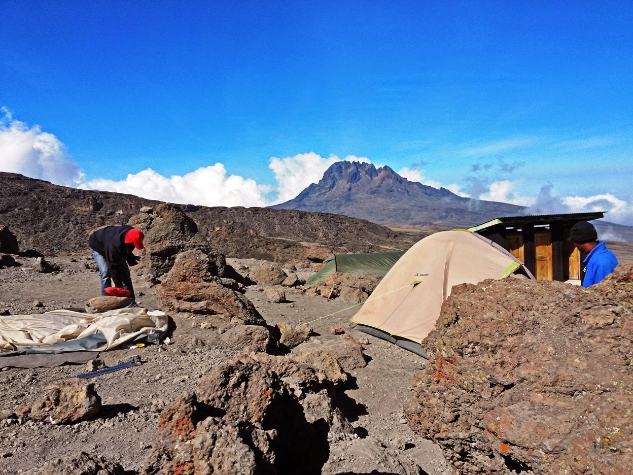 палатка килиманджаро. килиманджаро фильм 2018. огромный парк килиманджаро в 1980 и сейчас. палатка килиманджаро. дюна килиманджаро.
