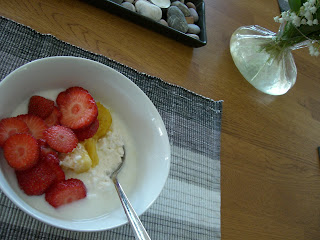 Jordgubbar%2Bananas%2Bkeso%2Byoghurt - Somrigt och gott mellanmål