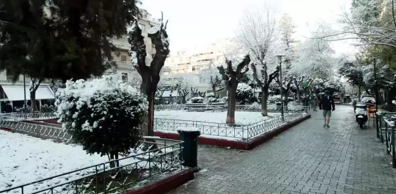 Χιονίζει τώρα στην Αθήνα Χιονίζει τώρα στην Αθήνα