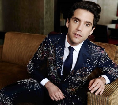 Mika Foto de Mika con terno a su estilo