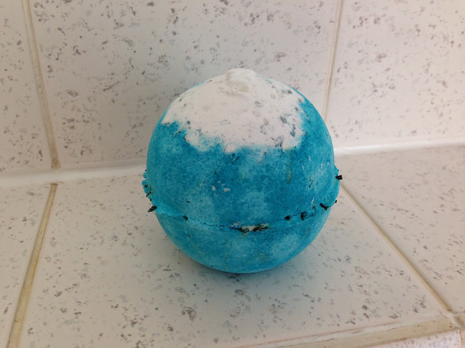 A Pearlescent Daisy Review Lush Big Blue Bath Bomb