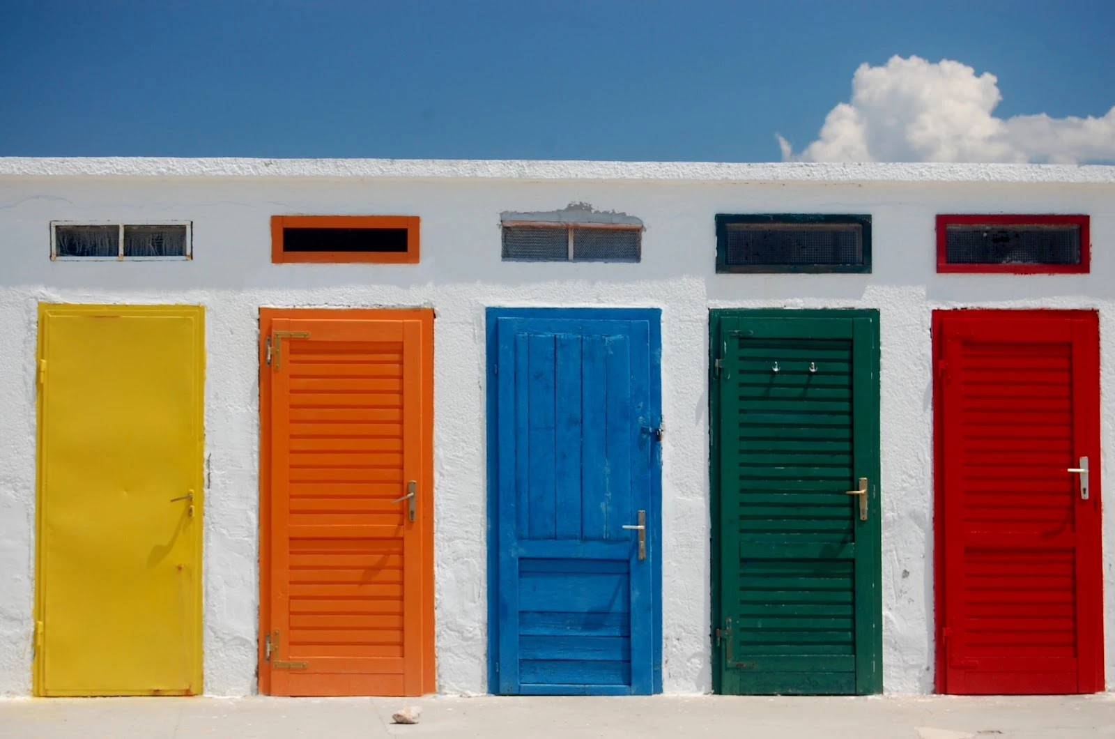 色鮮やかな黄と橙と青と緑と赤の五つのドアが並んでいる