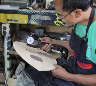 Gitar pertama yang Pak Engkos Perkasa karyakan adalah gitar berjenis klasik. Asalnya terbentuk dari bahan alam yang banyak orang desa sering menyebutnya Kayu Waru atau tepatnya pepohonan ari pegunungan Waru. Kebetulan gurunya jugalah yang menganjurkan dia untuk menggunakan bahan kayu tersebut. Hal yang didasarkan oleh kualitas dan kekuatan yang dimiliki saat banyak kuda andong di sekitar Kabupaten Sidoarjo menggunakan bahan ini sebagai gerobak angkut, serta alat-alat kentongan bagi keamanan desa.