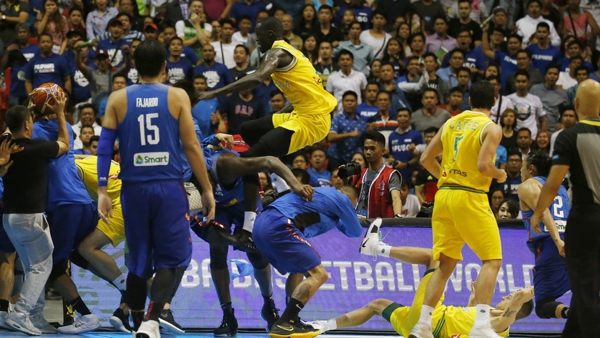 Video: Tremendo rebú en juego de baloncesto Video: Tremendo rebú en juego de baloncesto