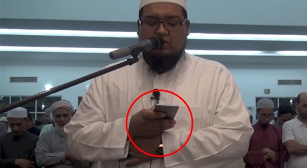 Hukum Membaca Al-Quran dengan Mushaf Ketika Shalat Tarawih? - BERDAKWAH
