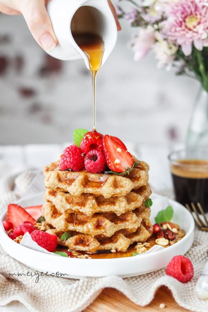 Crispy flourless oatmeal waffles. Need more recipes? Find 21 Easy and Healthy Vegan Oat Recipes&nbsp;To Make Best Weight Loss Breakfast Ever! vegan breakfast oatmeal | oatmeal ideas | oatmeal recipes weightloss | oatmeal breakfast recipes #oats #oat #veganmeal #vegan