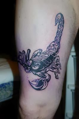 tatuagem de escorpião na coxa