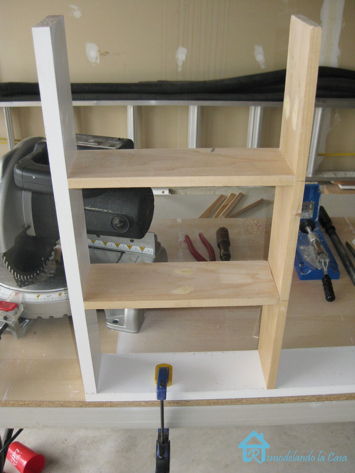 Behind the Door Shelf Remodelando la Casa