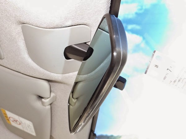 鏡自体が湾曲しているのでフレームからミラーが飛び出しているのが解りますでしょうか?
クリックで少し大きな画像が見られます。 ブルーレンズルームミラー