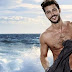 Andrea Montovoli si abbassa i pantaloni a Pechino Express