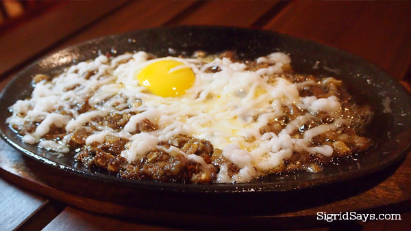 Budzkie Restobar sizzling sisig