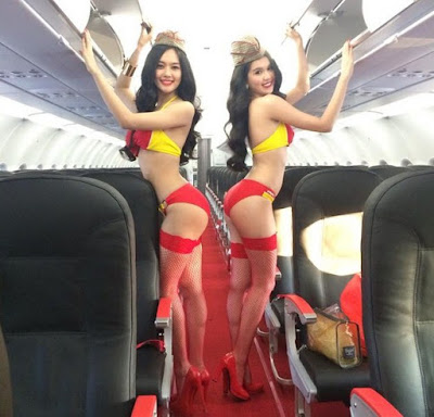Foto hot pramugari Vietnam berbikini di pesawat