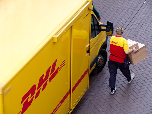 Was Verdient Ein Paketzusteller Bei Dhl fotoaufnahme: DHL-Paketzustellung zur Zieladresse...