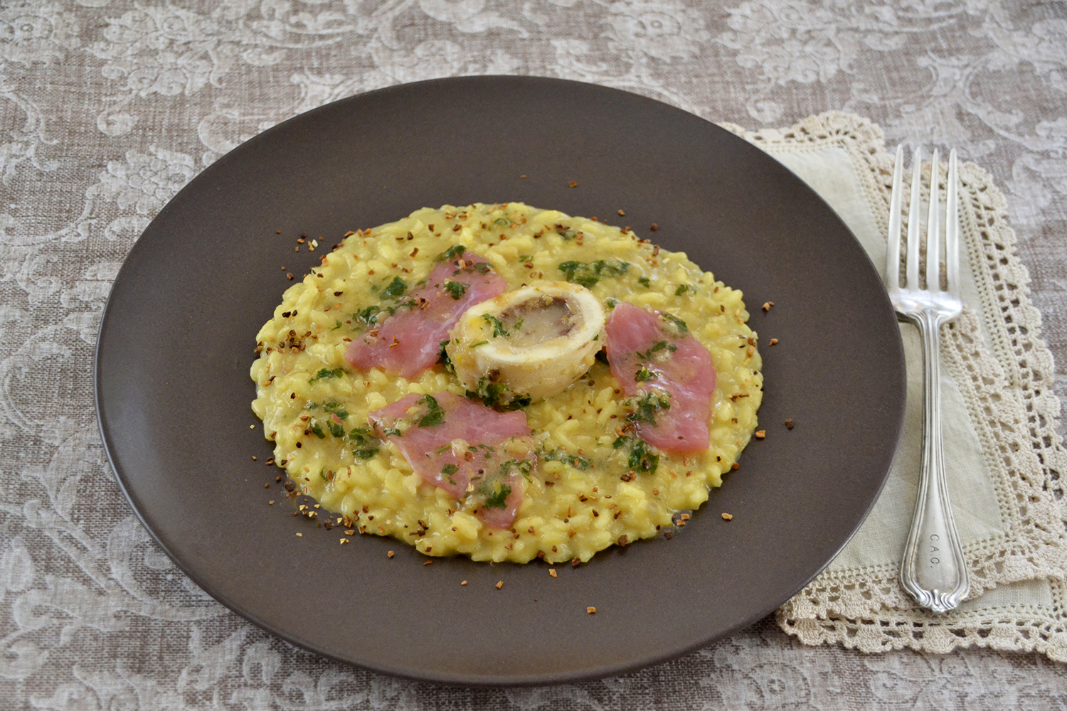 insalata mista RISOTTO ALLO ZAFFERANO CON ESSENZA DI OSSOBUCO