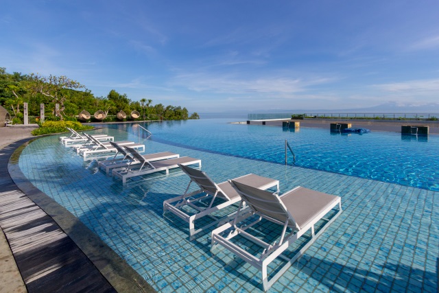 Swimming Pool at Renaissance Hotel Bali