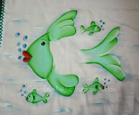 pintura em tecido pano de prato com peixe para colocar escamas de croche