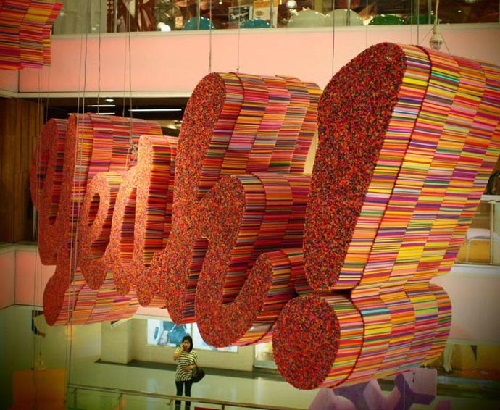 Karya Seni Tulisan 3D Raksasa Dari Sedotan Plastik Karya Seni Tulisan 3D Raksasa Dari Sedotan Plastik