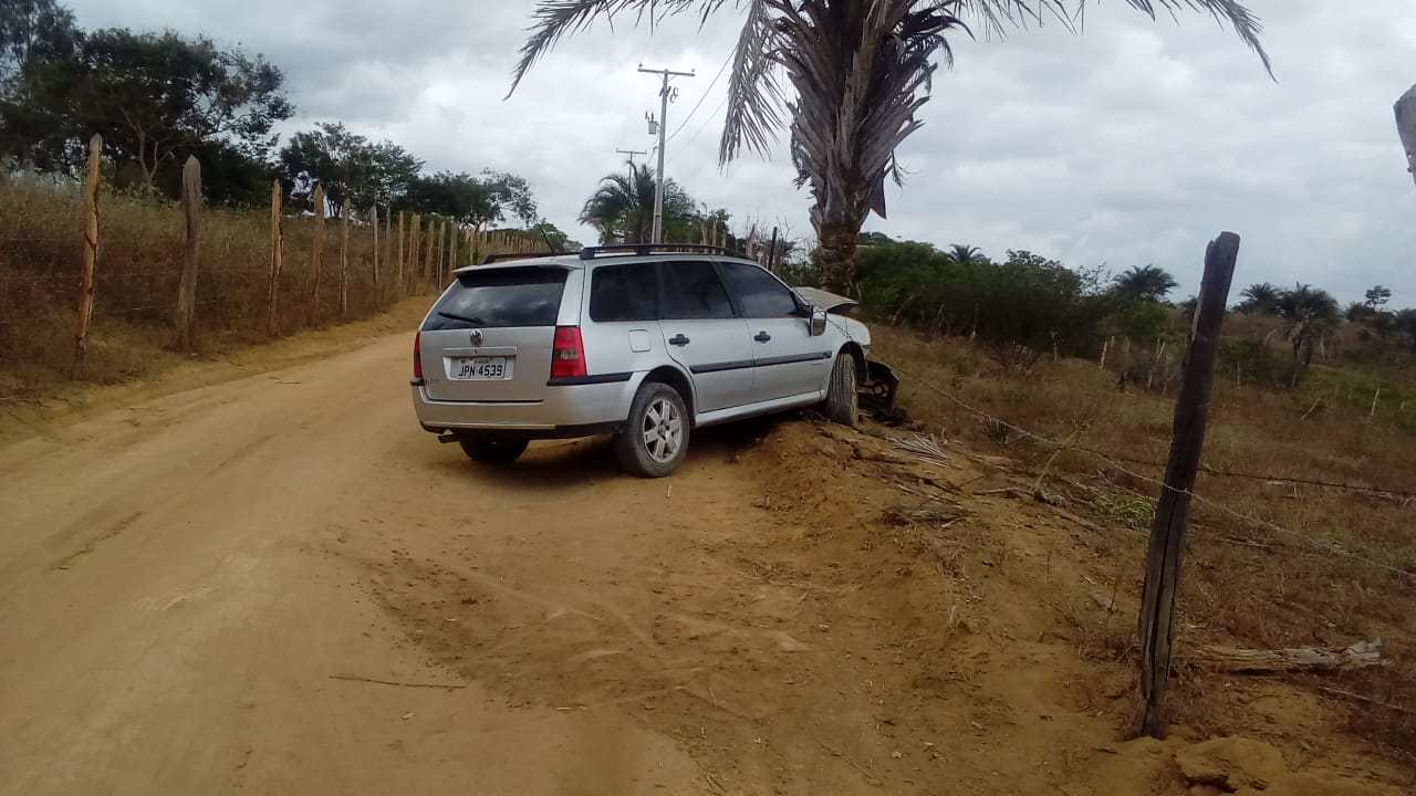 Piritiba: Carro bate em cerca e licurizeiro após motorista perder o controle no Sumaré