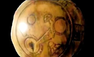 Τεχνούργημα των Μάγιας. Δείχνει τον Ήλιο και περίεργα αντικείμενα να συνδέονται μαζί του