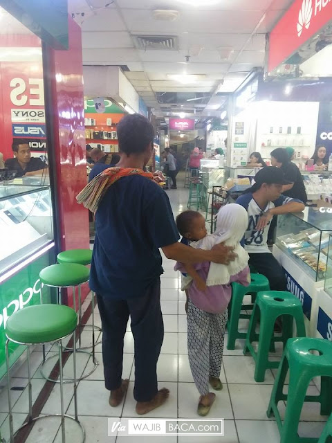 Bikin Terenyuh, Pria Buta Ini Jualan Kacang Goreng di Mall dengan Anak-anaknya