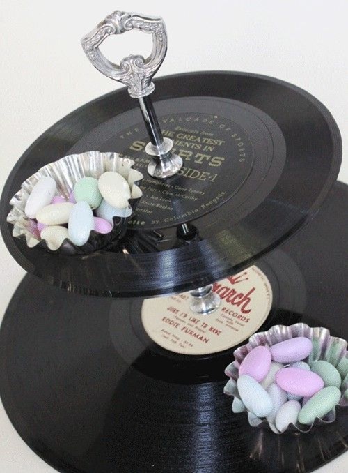 20. Piringan hitam (vinyl record) dimanfaatkan sebagai nampan saji. 20. Piringan hitam (vinyl record) dimanfaatkan sebagai nampan saji.