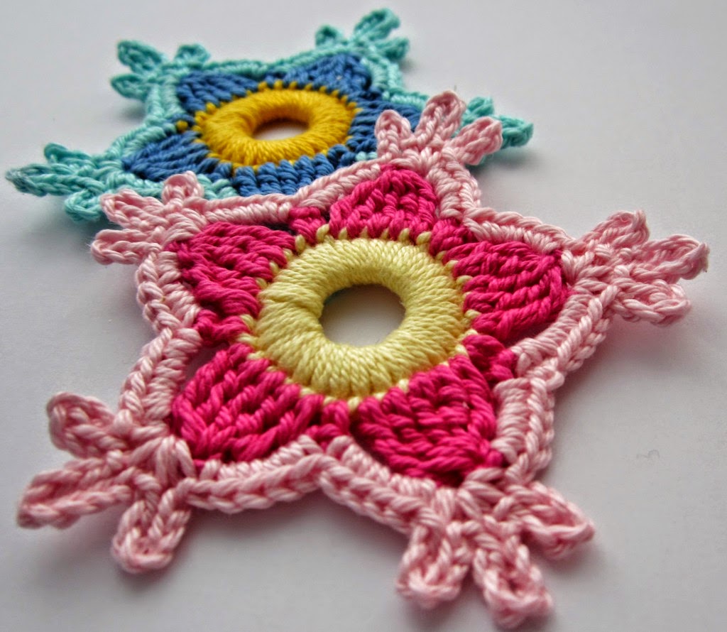 Flor holandesa tejida al crochet con paso a paso en fotos