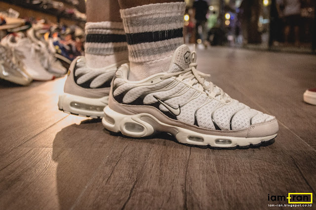 nike tn white on feet