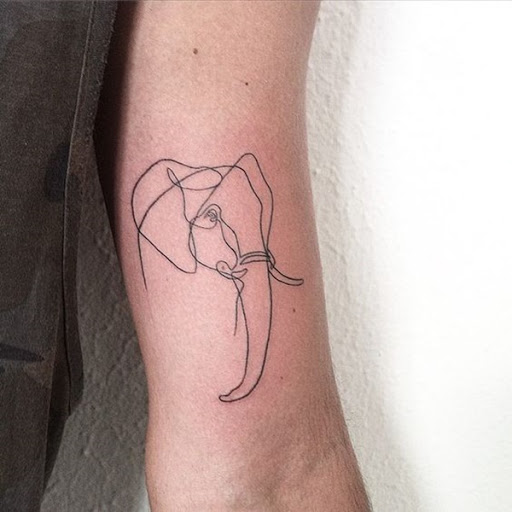 Outro exemplo de uma única linha, compondo um retrato de um elefante é visto nesta preto tatuagem prestados no braço do utente.