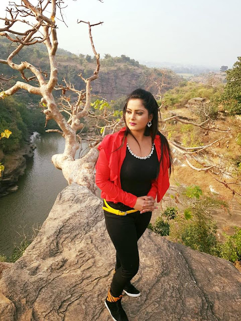 Anjana Singh She is very glamourus and loves to wear short skirts