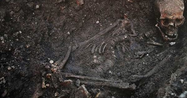 Der Postillon: Knochenfund belegt: Frühe Menschen lebten waagerecht