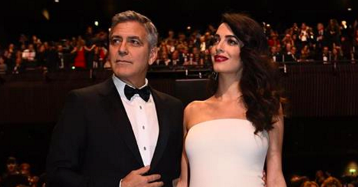 Amal Clooney, future maman resplendissante sur le tapis rouge des César (Photos)