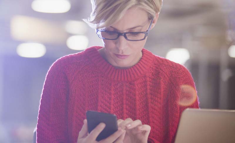 3 Tricks to Help Your Eyes When You're Staring at Your Phone All the Time